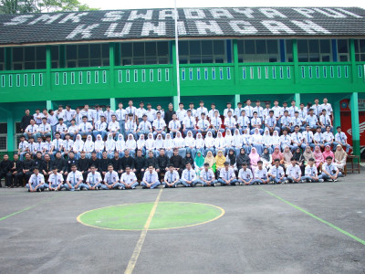 GURU DAN SISWA KELAS XII 