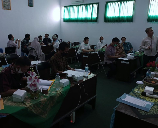 RAPAT DALAM KANTOR PENYUSUNAN PROGRAM BAHAN AJAR